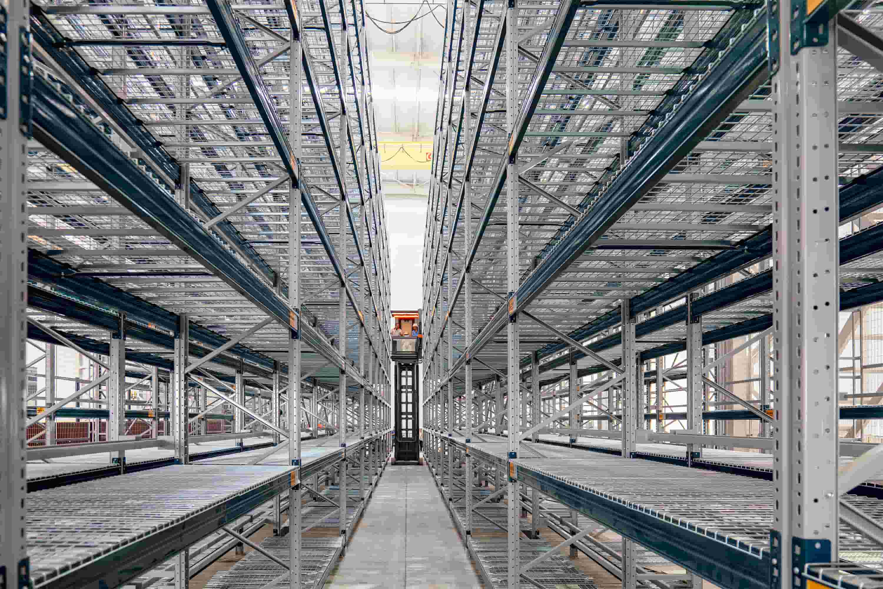 Tối ưu hóa kho kệ cao: Ưu thế kỹ thuật của xe nâng ba hướng VUE VNA 1,75m dẫn hướng bằng dây