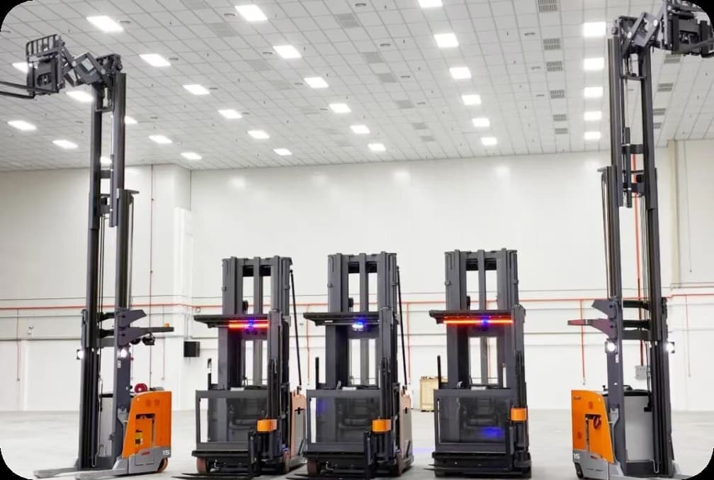 Xe nâng VNA Zowell được bàn giao theo lô cho các kho điện tử ở nước ngoài