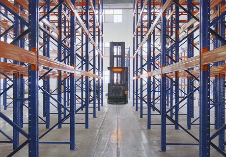 Chỉ còn lối đi hẹp 1,75m: Xe nâng Zowell Man-Up VNA mang đến bước đột phá kép về khả năng lưu trữ và hiệu quả lấy hàng cho kho nguyên liệu hương liệu.