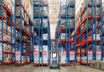 Xe nâng tháp VNA Man-Up cho phép lưu trữ mật độ cao 13m cho một nhà sản xuất gia vị hàng đầu.